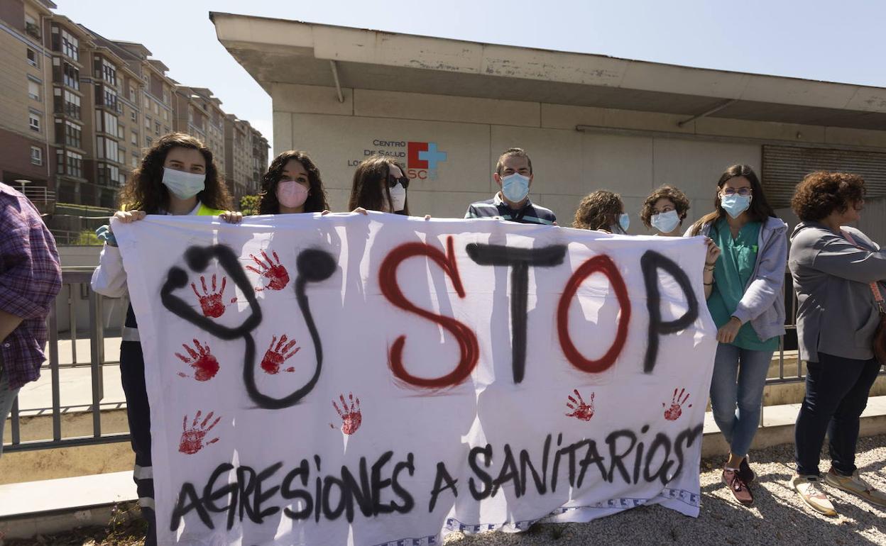 Concentracion de sanitarios de SUAP (Servicios de Urgencias de Atención Primaria) en el Centro Salud Los Castros contra las agresiones a sanitarios