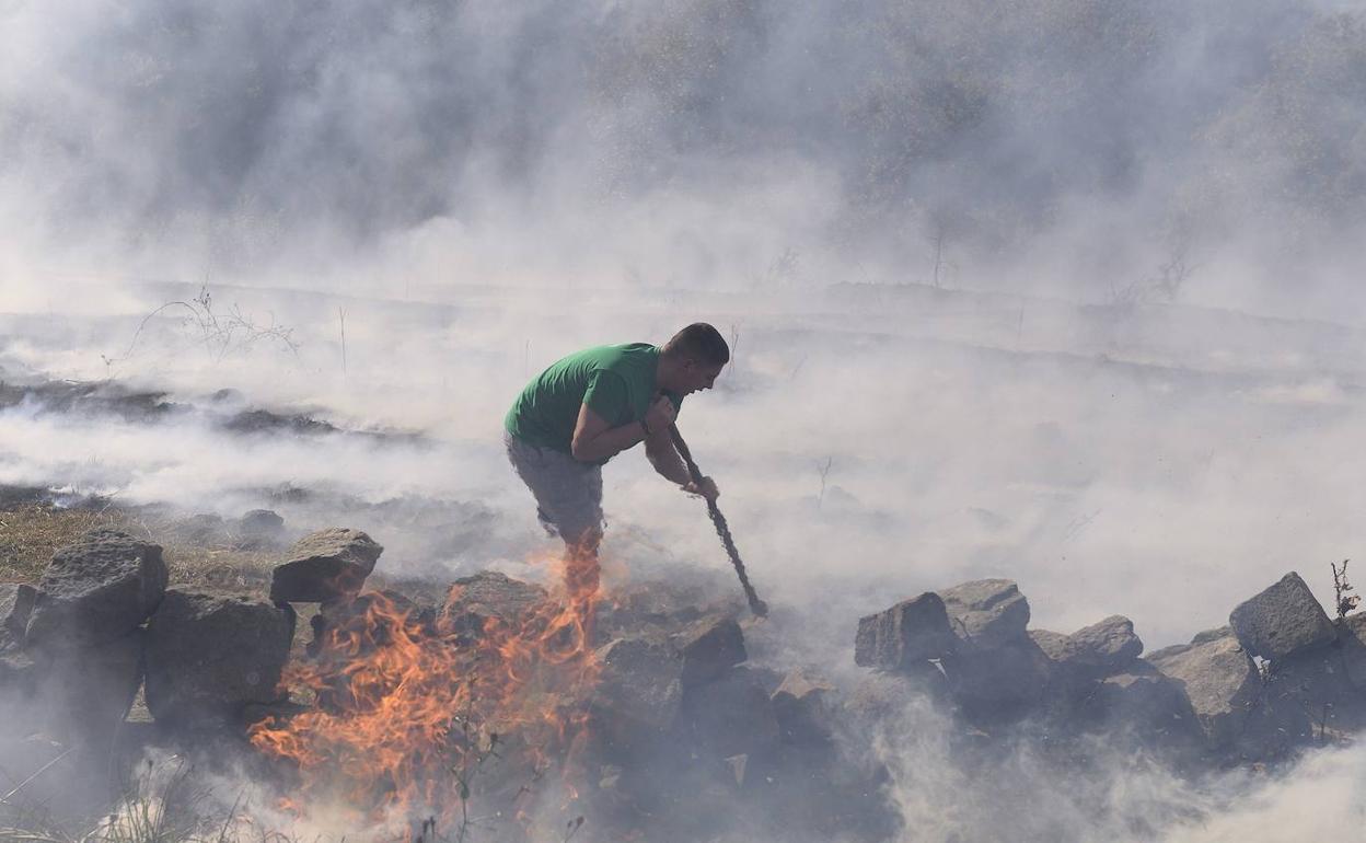 Un vecino de Bostronizo colabora en la extinción de un incendio en la localidad 