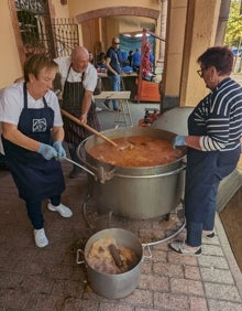 Imagen secundaria 2 - Las tres enfermeras homenajeadas, las autoridades asistentes y un momento de la preparación del cocido montañés 