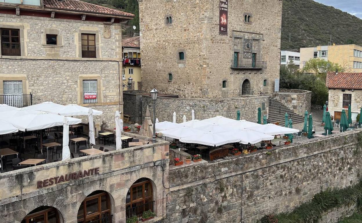 A la izquierda, el restaurante que dispone de dos amplias terrazas. 