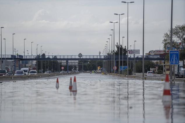 La autovía A-3 estuvo cortada por inundación en la localidad de Quart de Poblet.