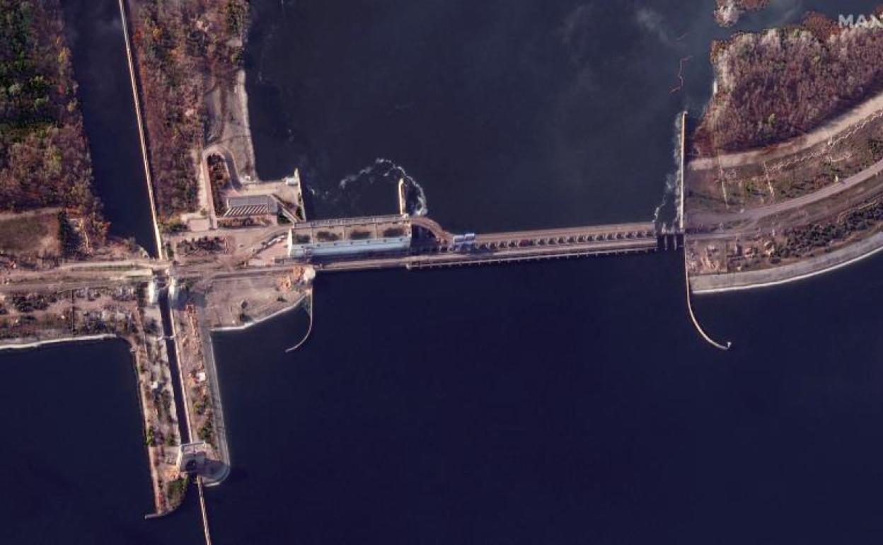 Imagen de satélite de la compañía Maxar que muestra el puente de Nova Kajovka deteriorado por Rusia. 