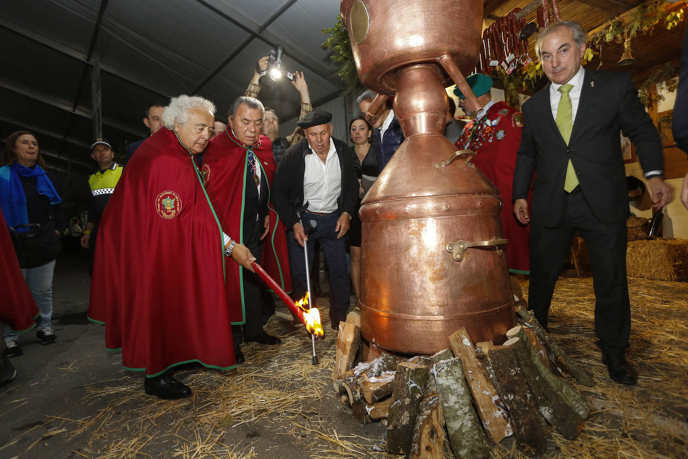 La capital lebaniega se vuelca para celebrar su aguardiente