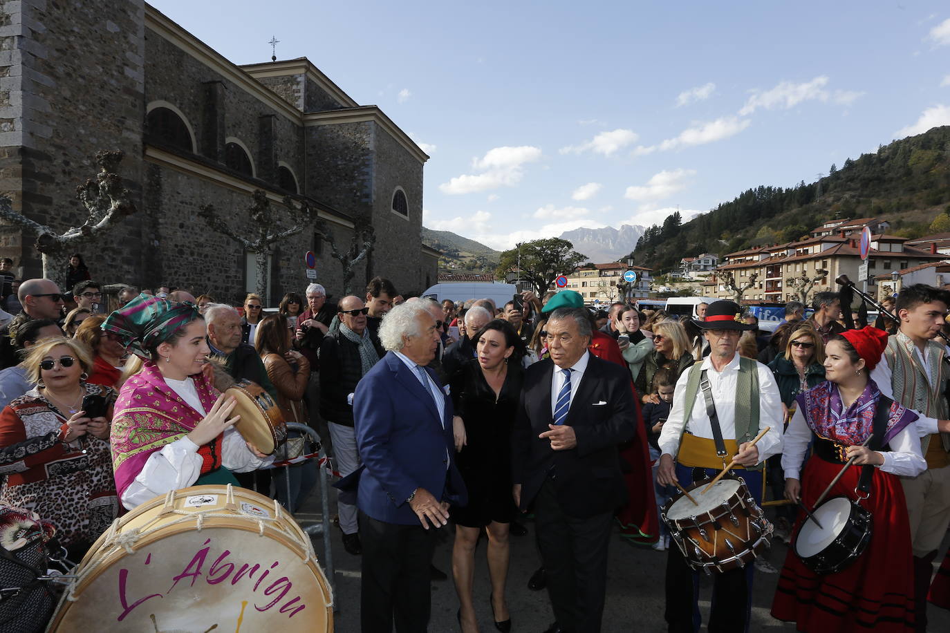 La capital lebaniega se vuelca para celebrar su aguardiente