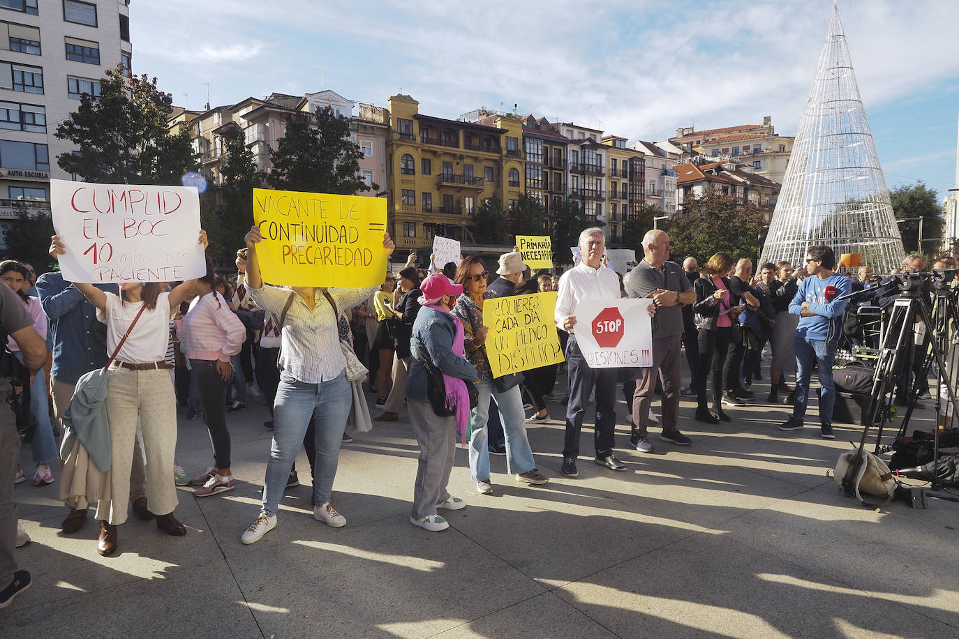 Centenares de ciudadanos se han sumado a la movilización impulsada por el colectivo médico.