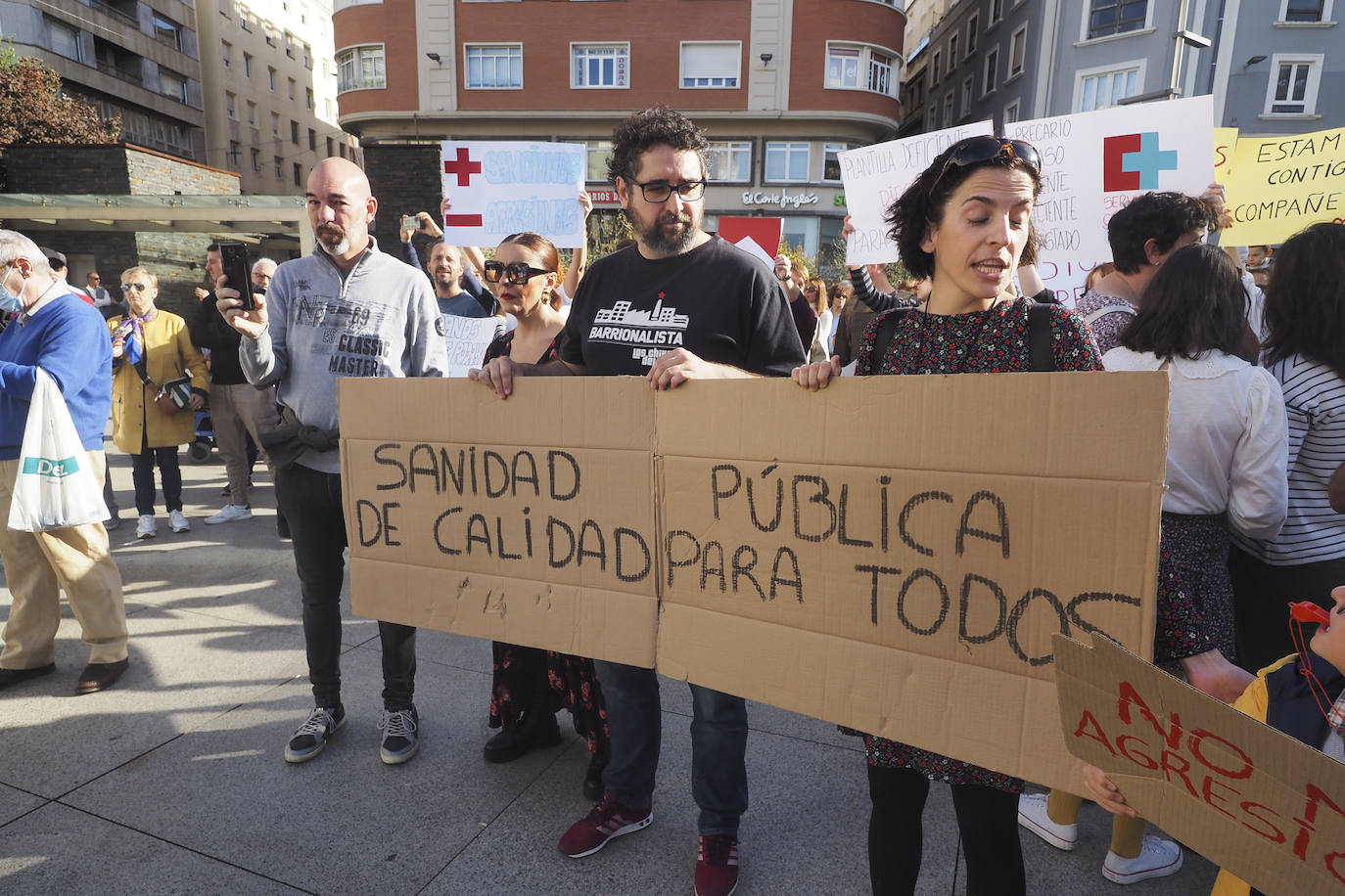 Centenares de ciudadanos se han sumado a la movilización impulsada por el colectivo médico.