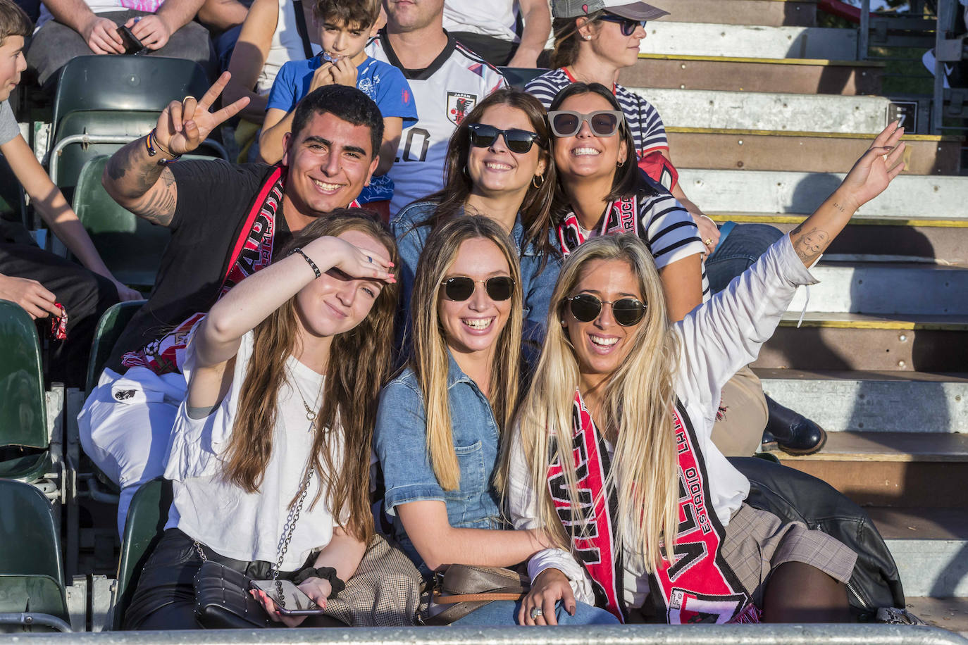 Las gradas se llenaron para ver el histórico encuentro.