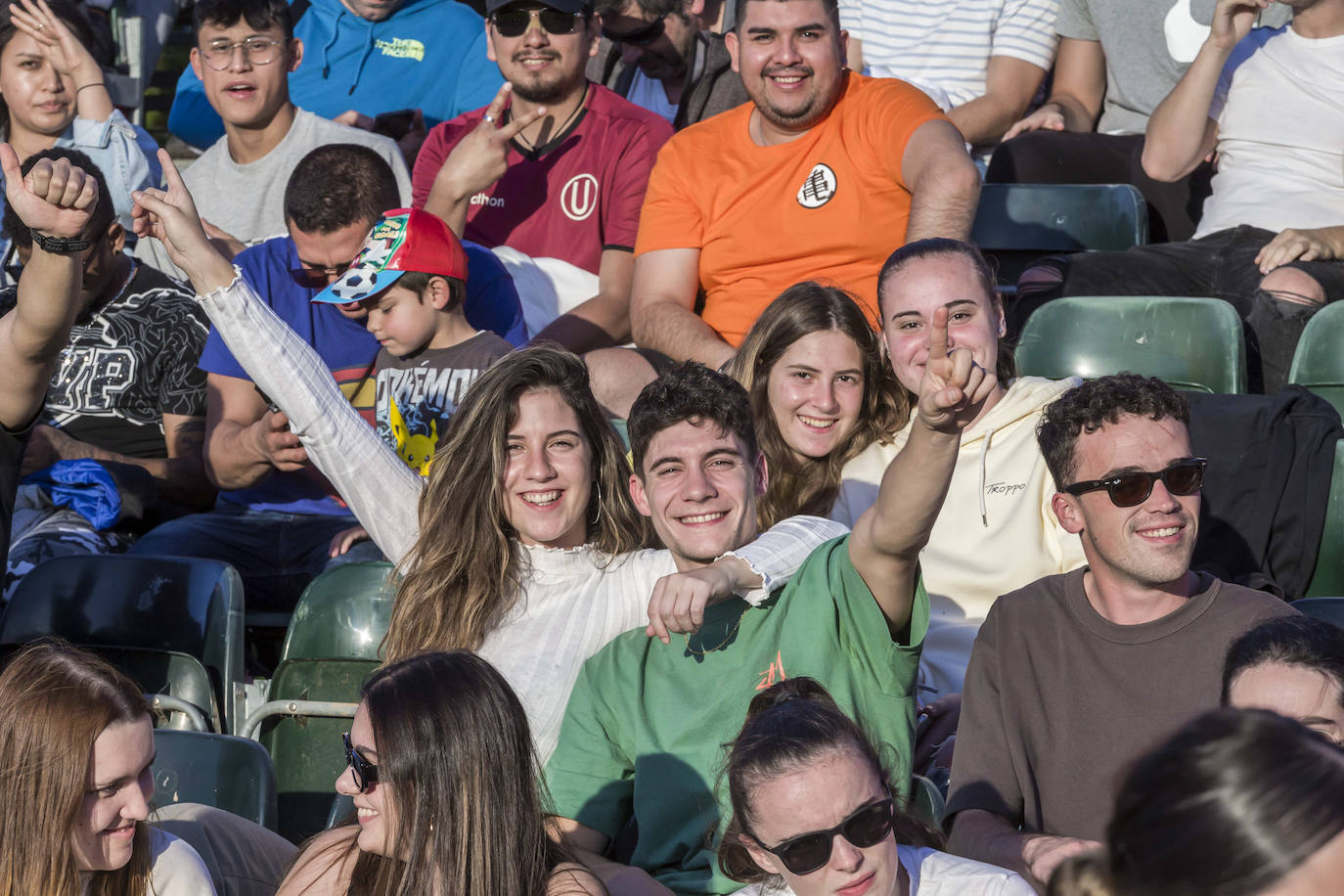 Las gradas se llenaron para ver el histórico encuentro.