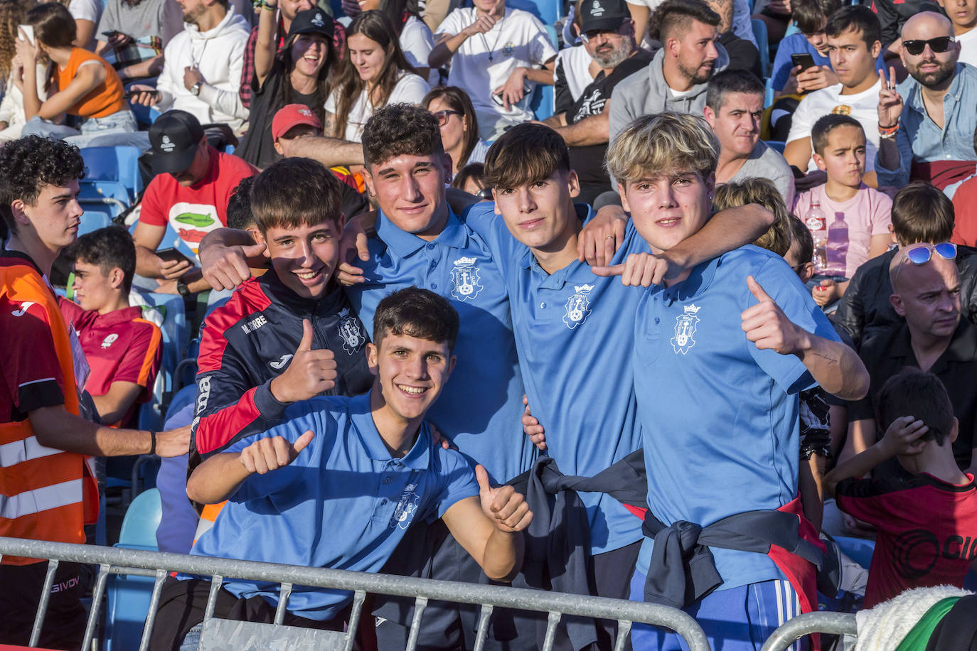 Las gradas se llenaron para ver el histórico encuentro.