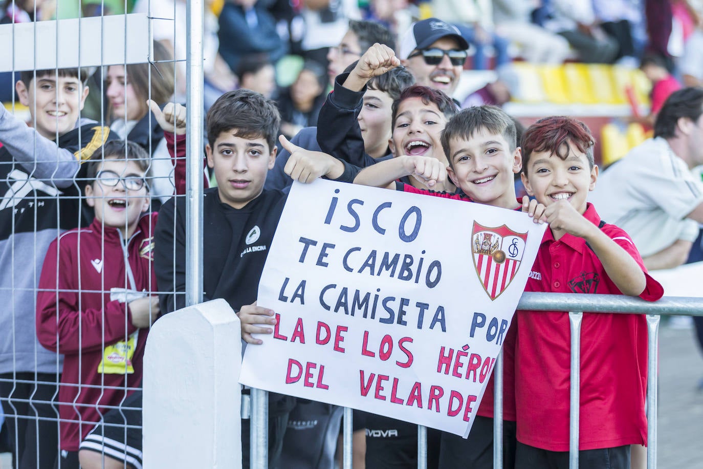 Las gradas se llenaron para ver el histórico encuentro.