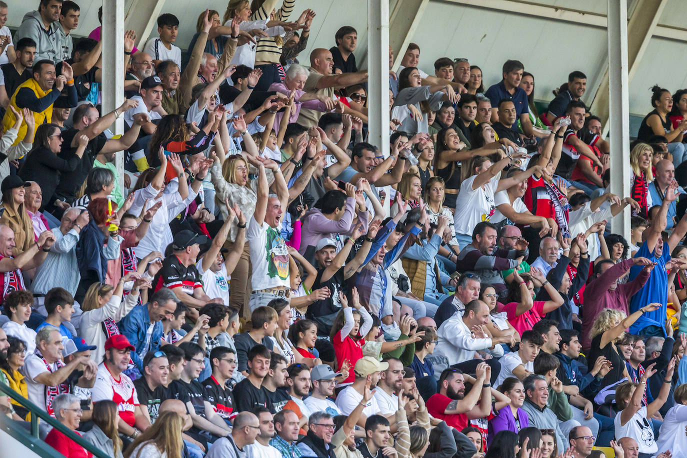 Las gradas se llenaron para ver el histórico encuentro.