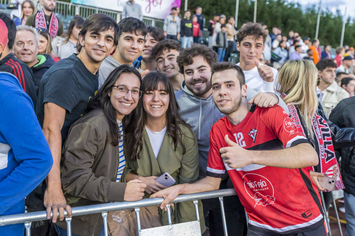 Las gradas se llenaron para ver el histórico encuentro.