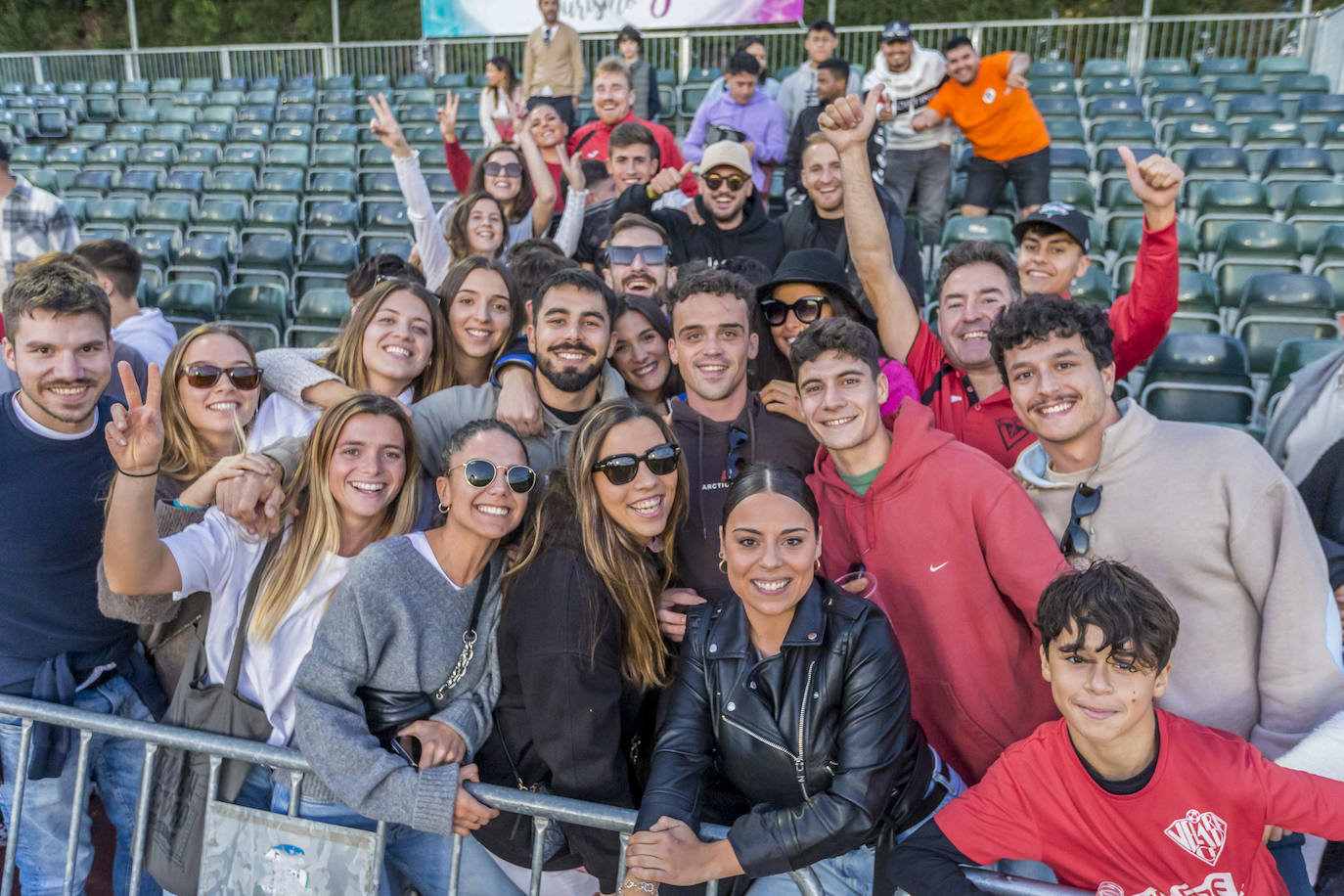 Las gradas se llenaron para ver el histórico encuentro.