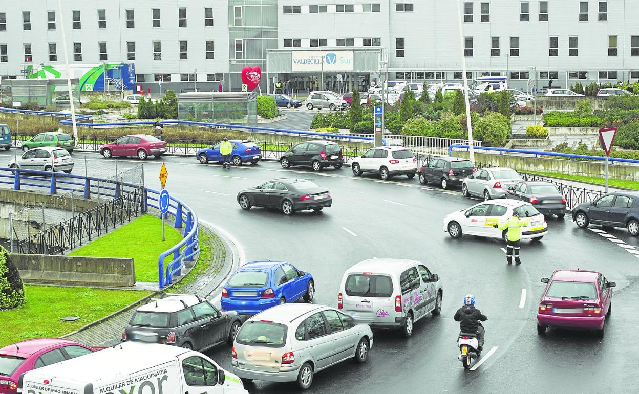 La turborrotonda de Valdecilla sur se congestiona a diario, pero la situación empeora con lluvia. 