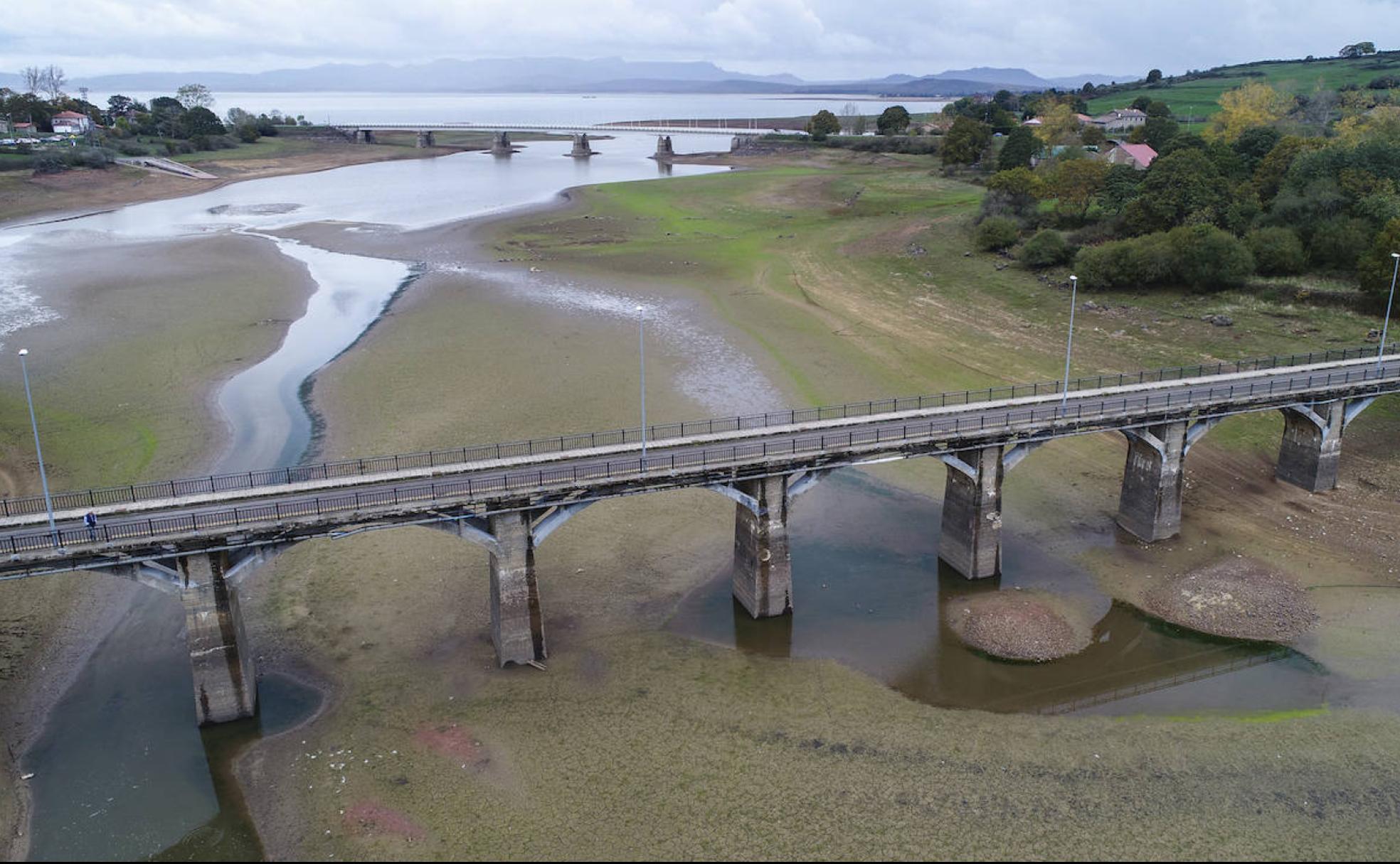 Los puentes sobre el pantano en la zona de La Población con una evidente carencia de agua (que se concentra al fondo de la imagen).