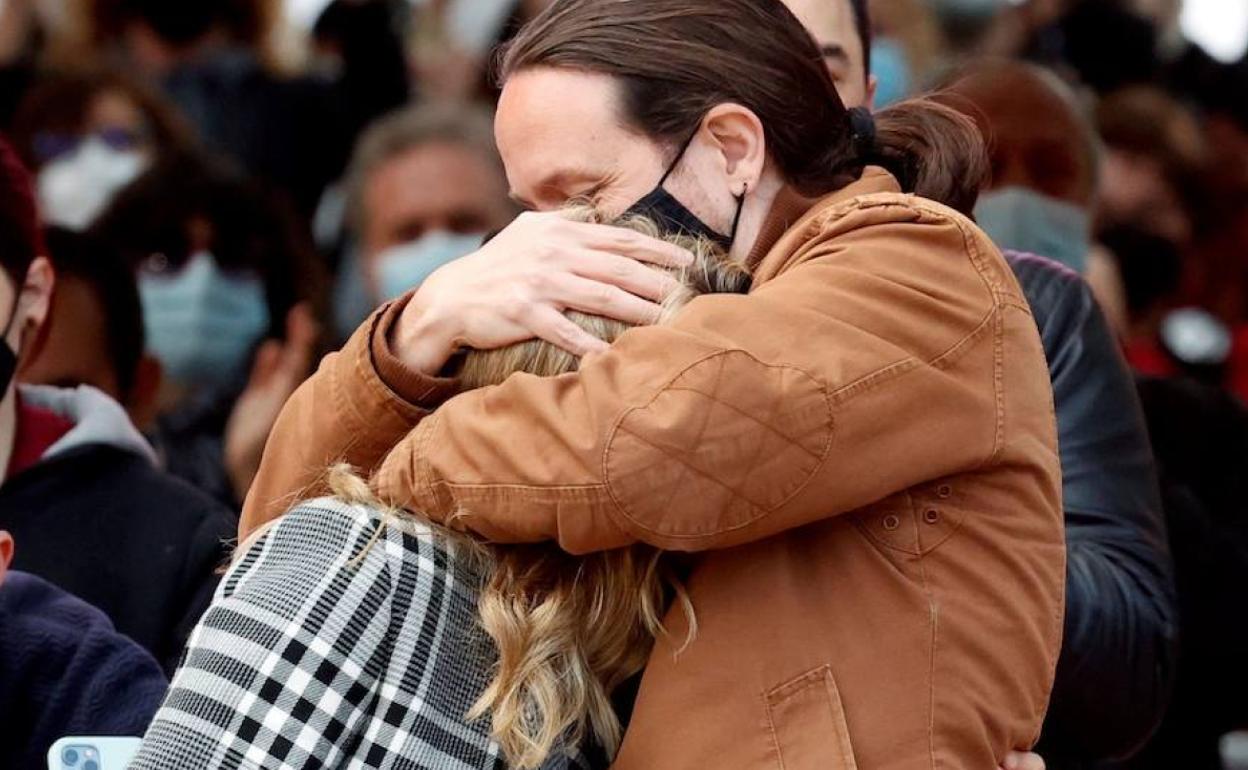 Pablo Iglesias abraza a Yolanda Díaz durante un acto de campaña de las autonómicas de Madrid en 2021. 