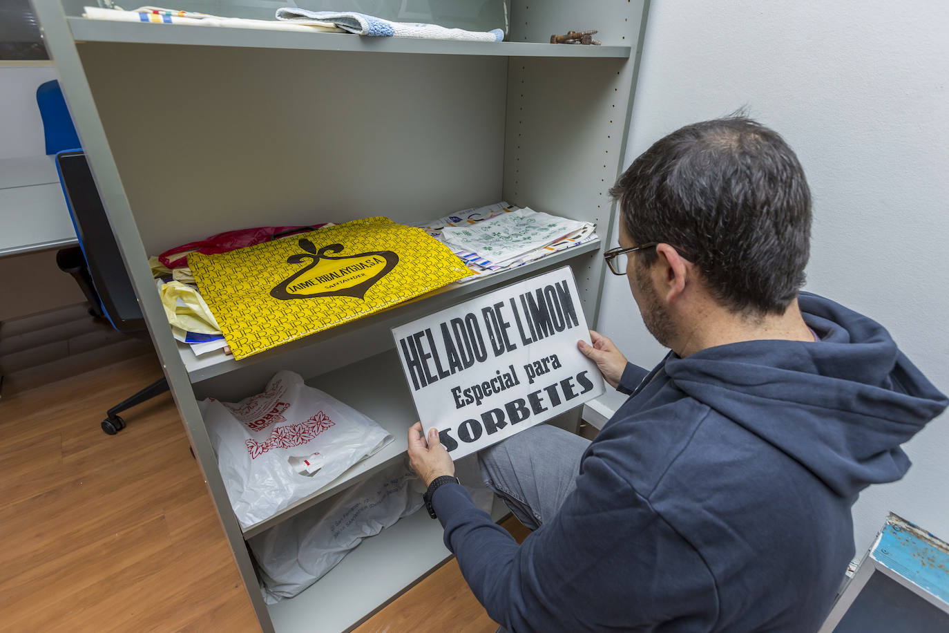 Federico Barrera ha recuperado, junto a las otras tres personas que forman Santatipo, en torno a cuarenta rótulos. 