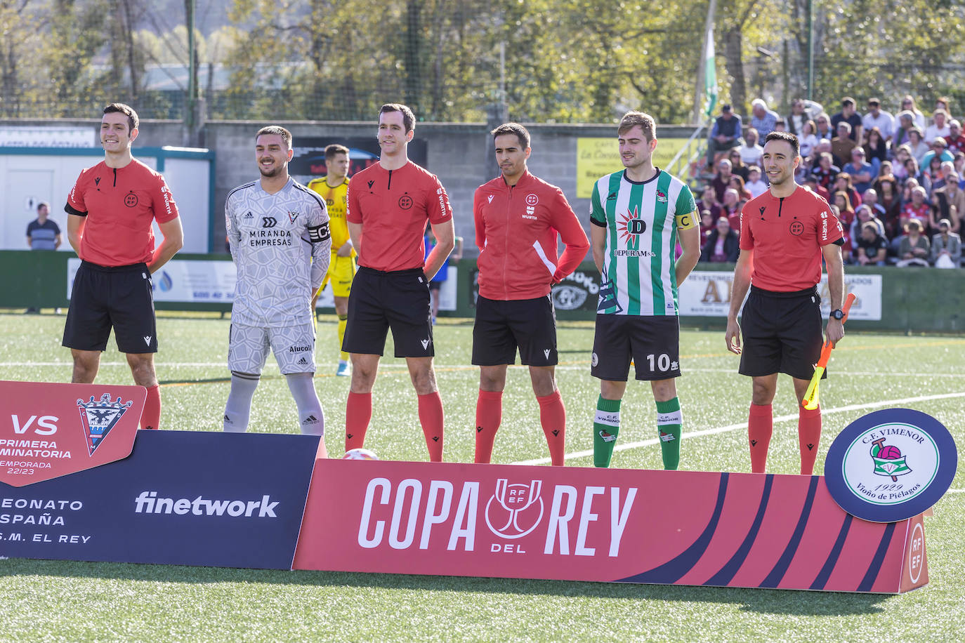 El partido de la Copa del Rey entre el Vimenor y el Mirandés en el campo en La Vidriera. 