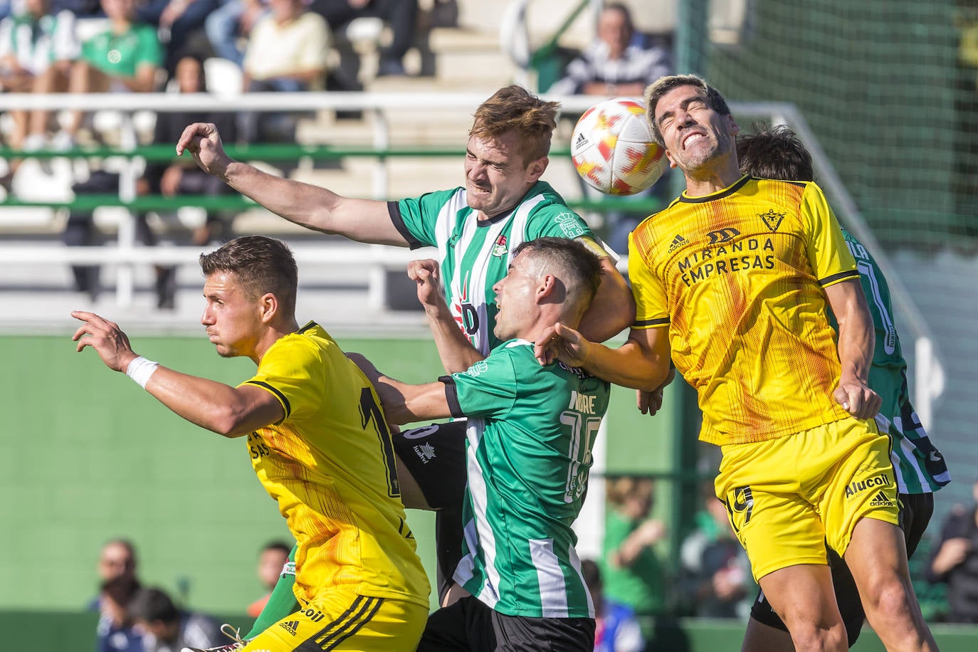 El partido de la Copa del Rey entre el Vimenor y el Mirandés en el campo en La Vidriera. 