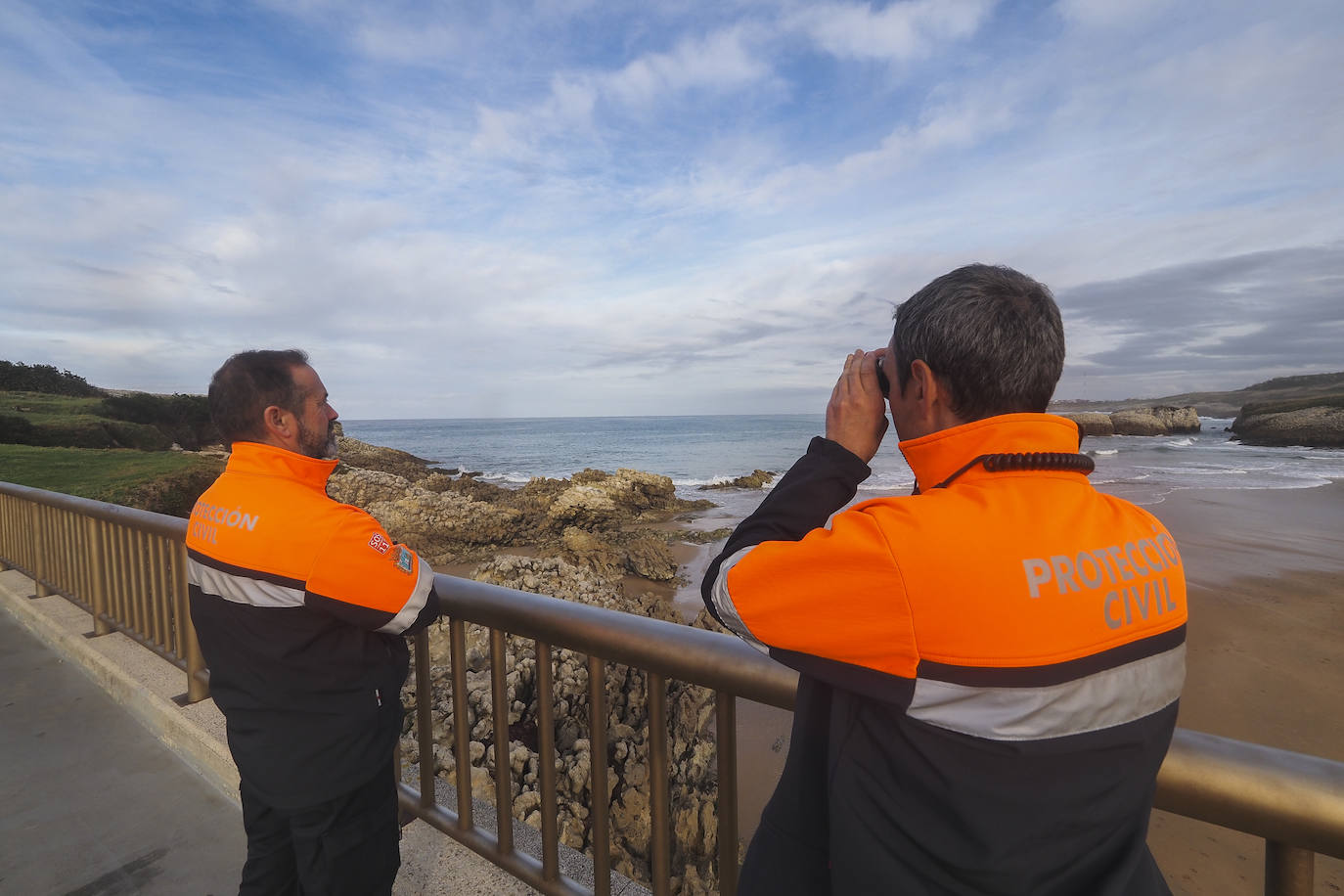 El Gobierno de Cantabria ha activado un dispositivo de búsqueda para localizar a un joven de 23 años que desapareció en los acantilados de Cueto, en la zona donde se celebra el campeonato de surf La Vaca Gigante.