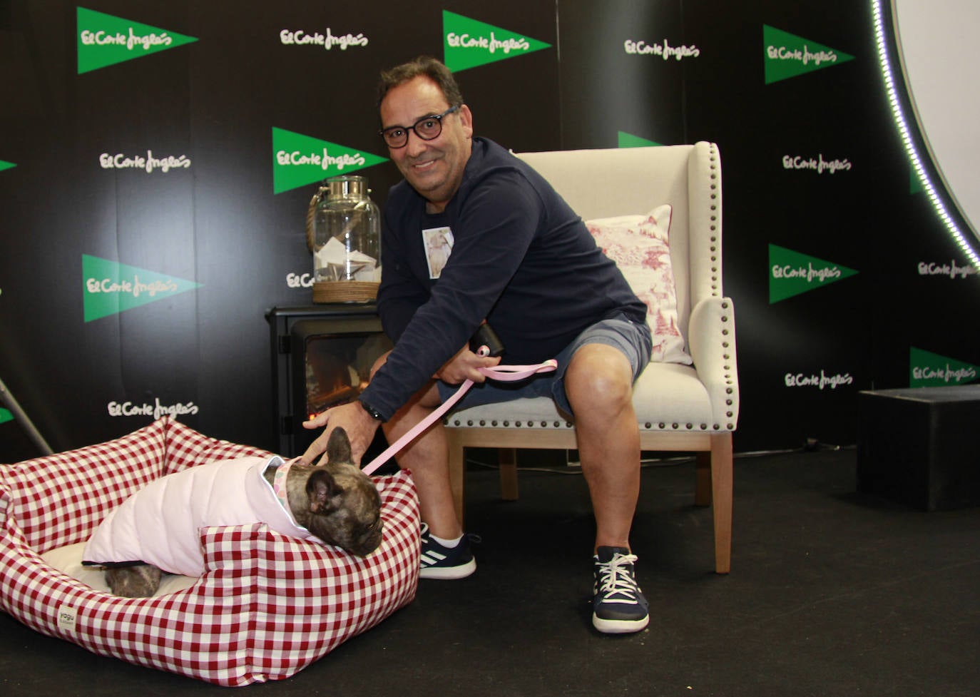 Luis González-Salvador presentó al desfile a Lola, un bulldog francés.