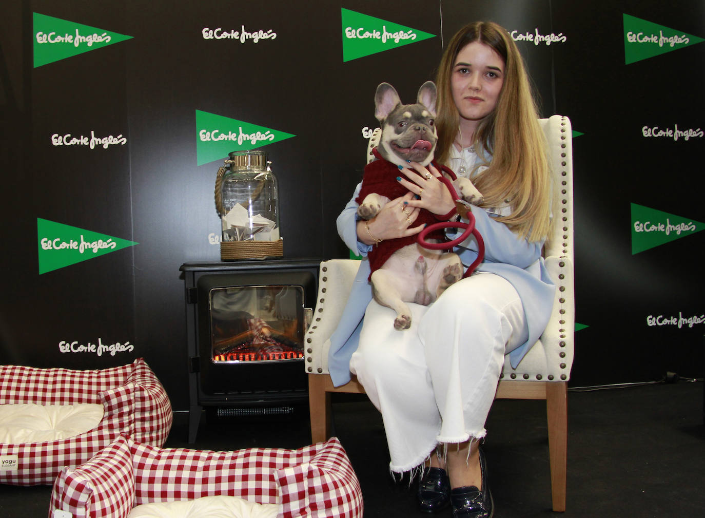 Vanesa Ruiz con Odin, su bulldog Francés.