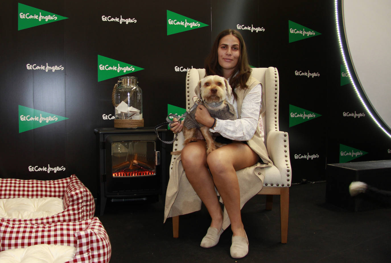 Cristina Agudo, con su Caniche Maltipoo Romeo.