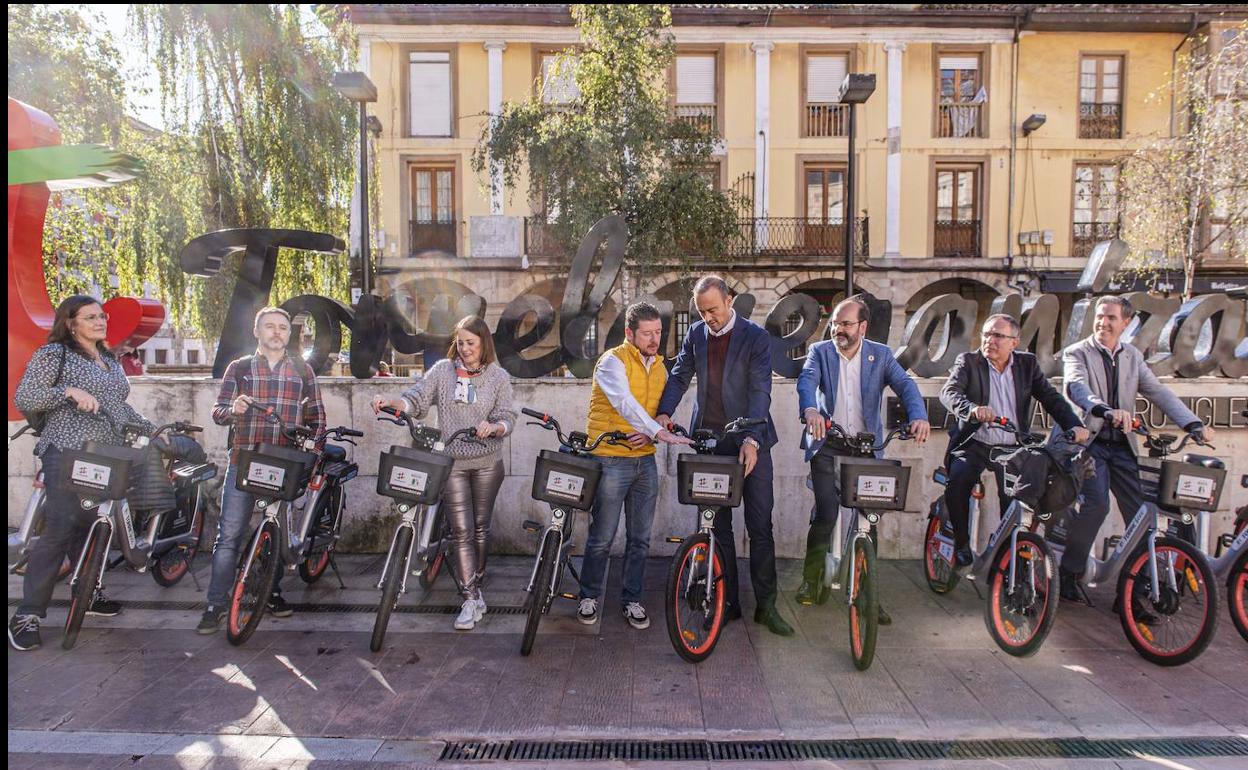 Las autoridades municipales de Torrelavega el día de la presentación del nuevo servicio de bicicletas eléctricas.