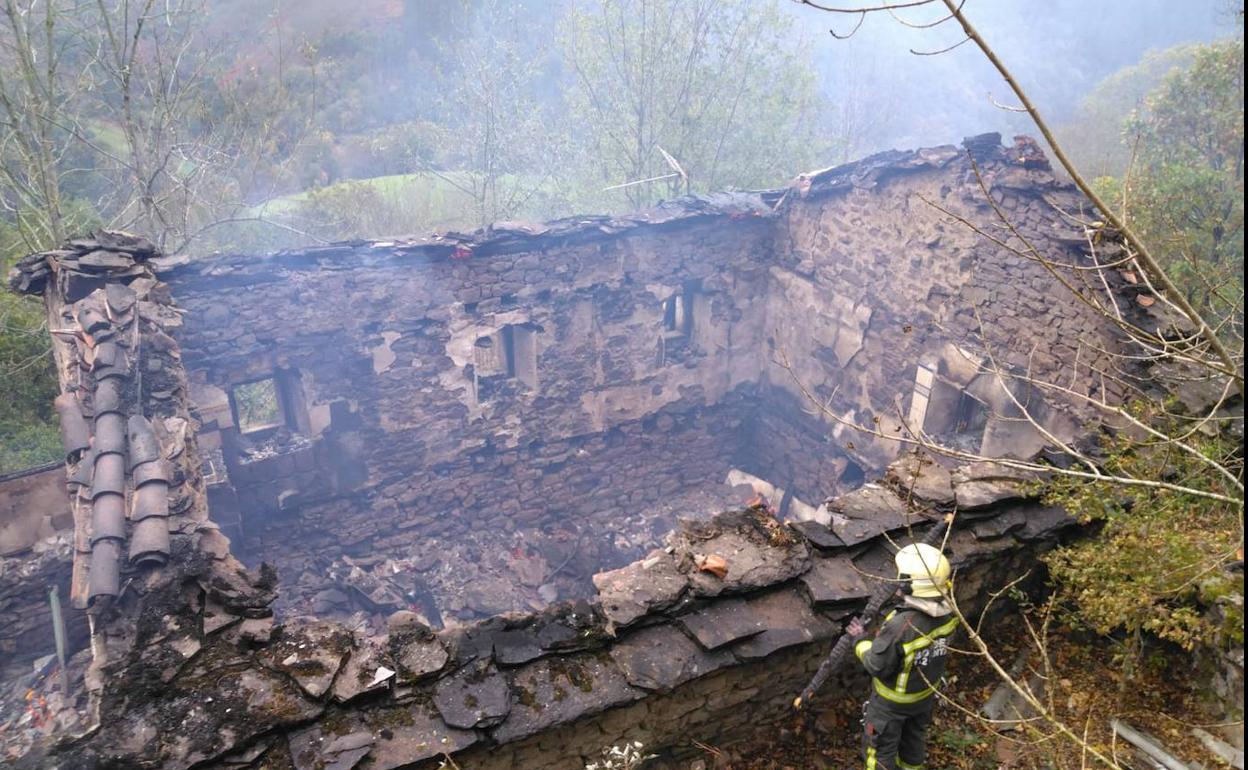 La infraestructurura ha quedado completamente arrasada con solo las cuatro paredes de piedra en pie.