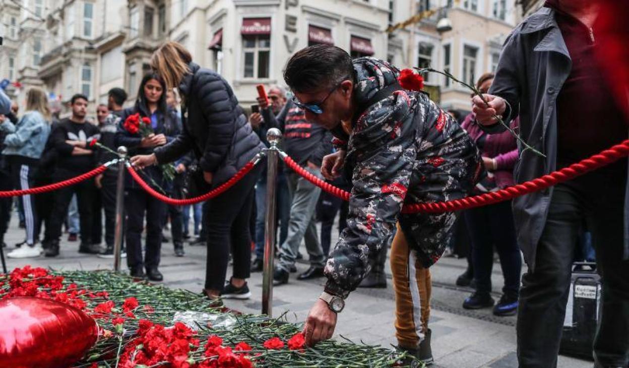 Un hombre deposita una rosa en un memorial situado en el lugar del atentado.