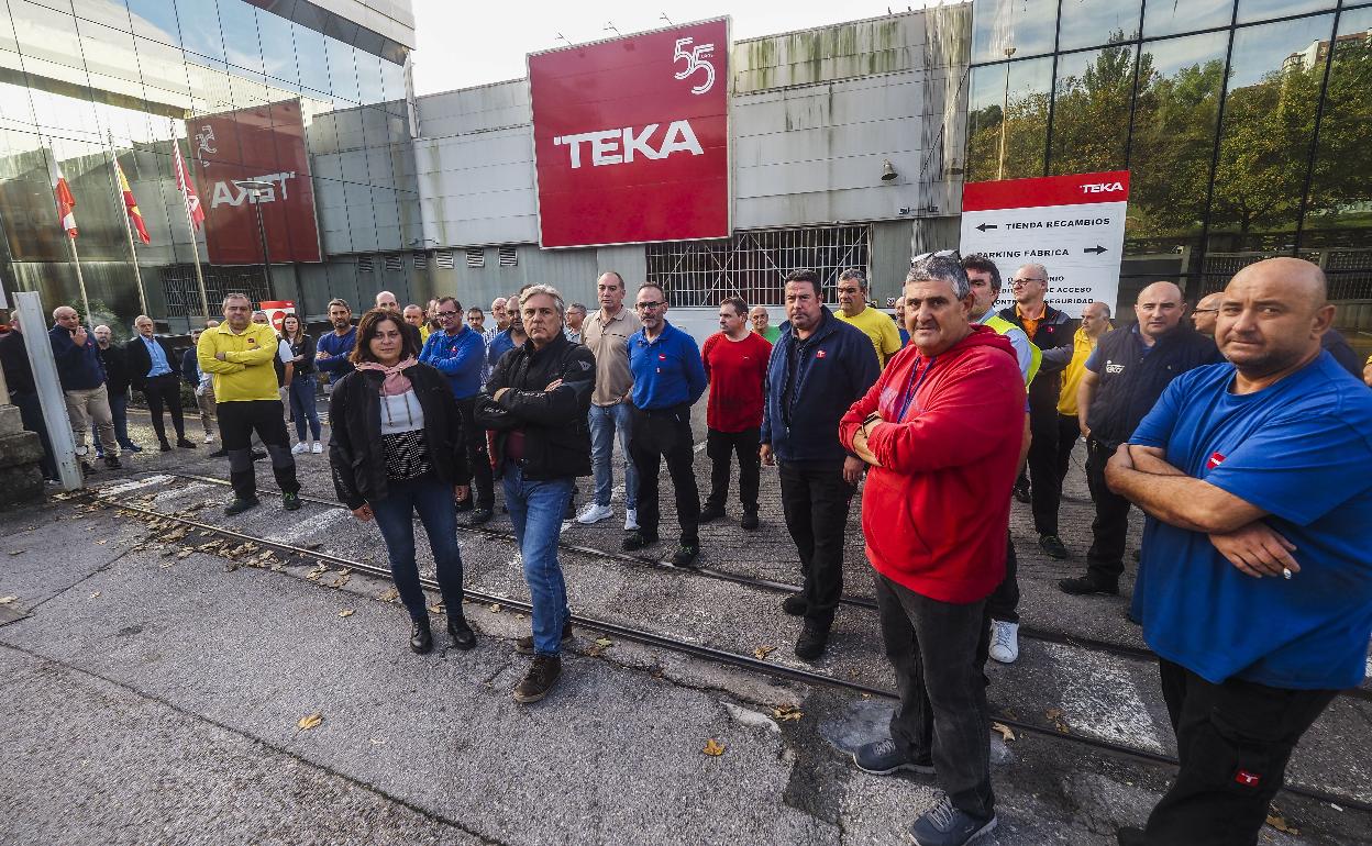 Trabajadores de Teka, en octubre, concentrados frente a la fábrica de Santander por el despido de dos compañeros.