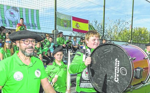 Los aficionados acudieron uniformados con los colores del Vimenor. 