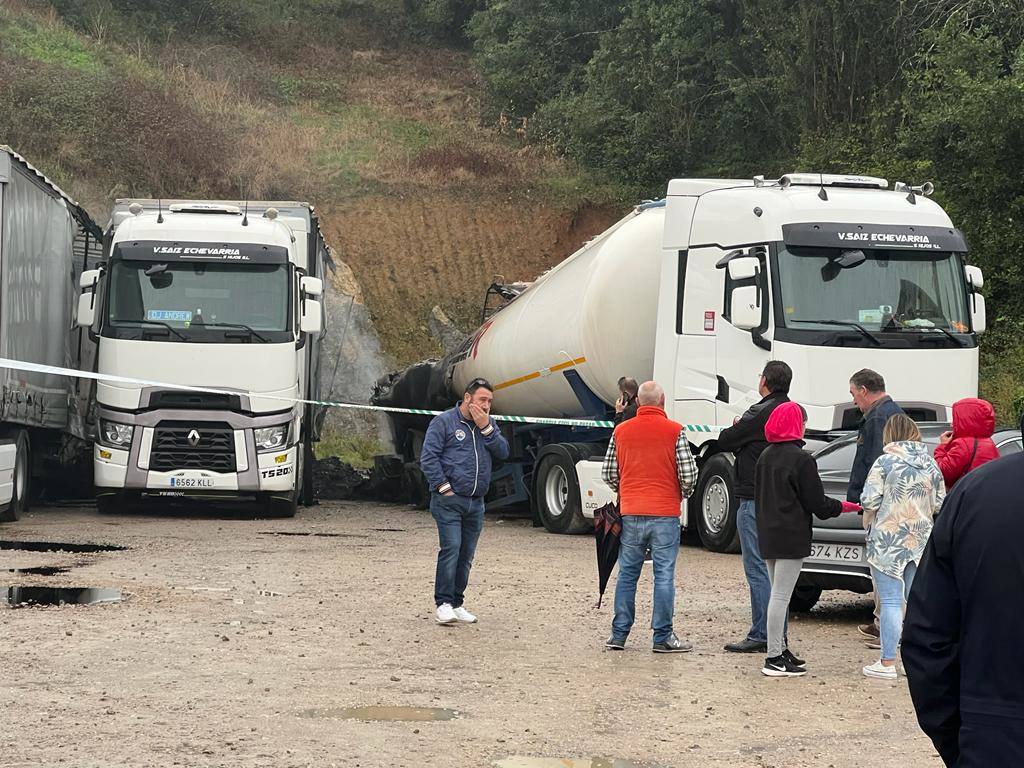 La empresa Transportes Victoriano Sáiz Echevarría e Hijos, en Villanueva de Villaescusa, ha sufrido un incendio en el que han ardido siete remolques y tres tractoras.