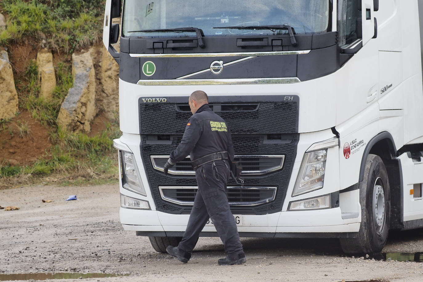 Especialistas en investigación de incendios del Servicio de Criminalística de la Guardia Civil se han desplazado a la empresa de transportes de Villanueva de Villaescusa para continuar con las pesquisas y dar con los autores de la quema de camiones producida en la madrugada de este lunes. Han revisado los vehículos dañados y tomado muestras, además de entrevistarse con los propietarios y trabajadores de la empresa.