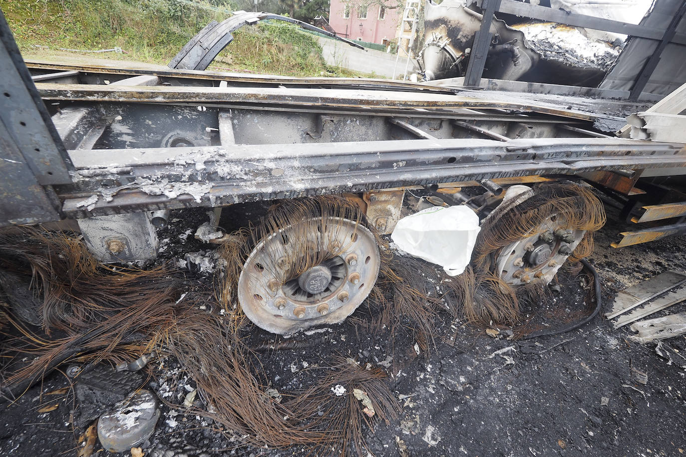 Especialistas en investigación de incendios del Servicio de Criminalística de la Guardia Civil se han desplazado a la empresa de transportes de Villanueva de Villaescusa para continuar con las pesquisas y dar con los autores de la quema de camiones producida en la madrugada de este lunes. Han revisado los vehículos dañados y tomado muestras, además de entrevistarse con los propietarios y trabajadores de la empresa.