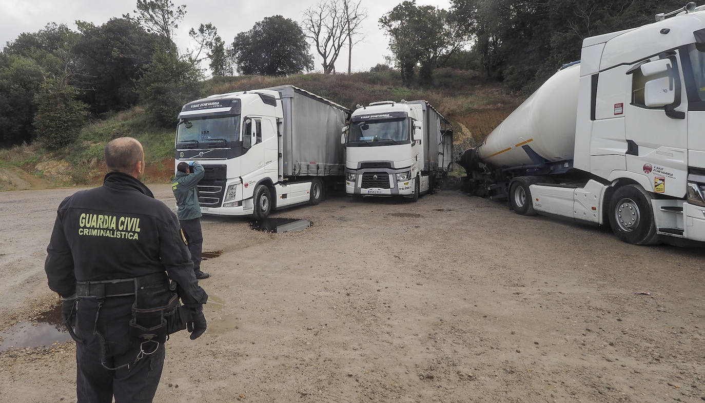 Especialistas en investigación de incendios del Servicio de Criminalística de la Guardia Civil se han desplazado a la empresa de transportes de Villanueva de Villaescusa para continuar con las pesquisas y dar con los autores de la quema de camiones producida en la madrugada de este lunes. Han revisado los vehículos dañados y tomado muestras, además de entrevistarse con los propietarios y trabajadores de la empresa.