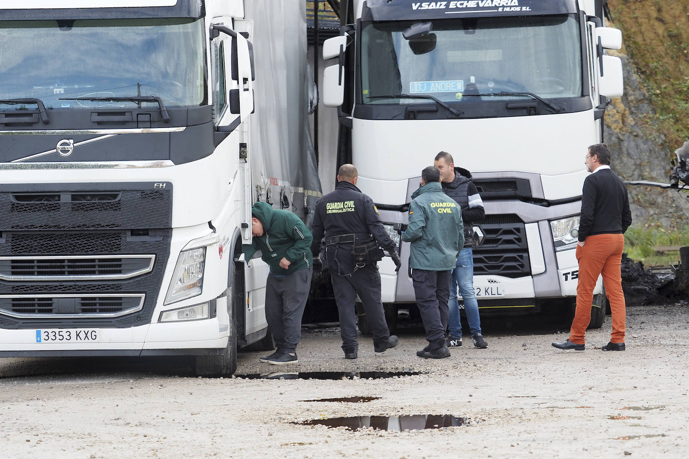 Especialistas en investigación de incendios del Servicio de Criminalística de la Guardia Civil se han desplazado a la empresa de transportes de Villanueva de Villaescusa para continuar con las pesquisas y dar con los autores de la quema de camiones producida en la madrugada de este lunes. Han revisado los vehículos dañados y tomado muestras, además de entrevistarse con los propietarios y trabajadores de la empresa.