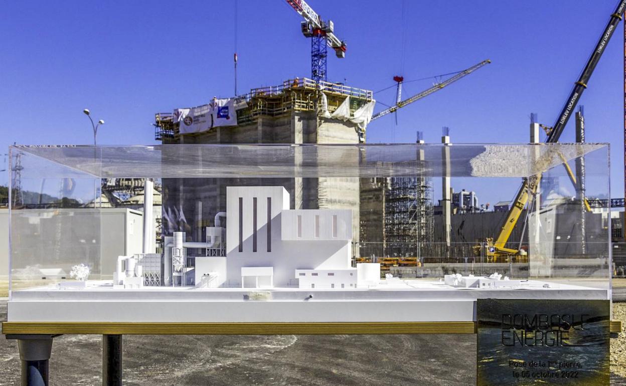 Evolución de los trabajos de la caldera CDR en la planta que Solvay tiene en Francia, con una maqueta de la instalación en primer plano. 