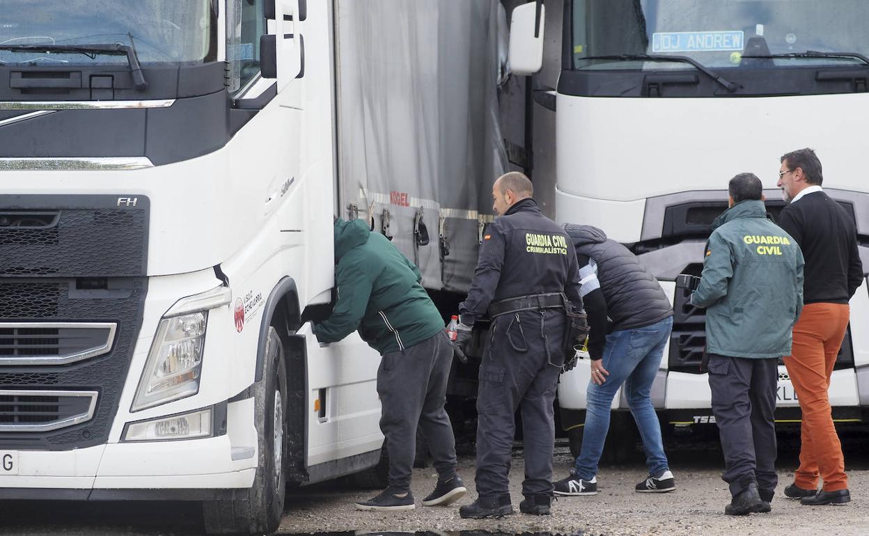 Expertos en investigación de incendios de la Guardia Civil, esta mañana en la empresa de Villaescusa.