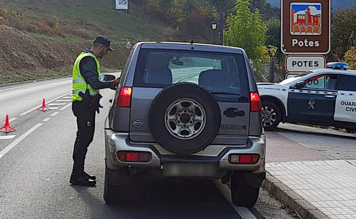 Agentes de la Guardia Civil piden la documentación a un conductor. 