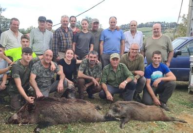 Imagen secundaria 1 - A la izquierda: Miembros del coto de Villaescusa, con dos jabalíes cazados recientemente. / A la derecha: Manuel San Román abatió dos jabalíes en Peña Colsa.