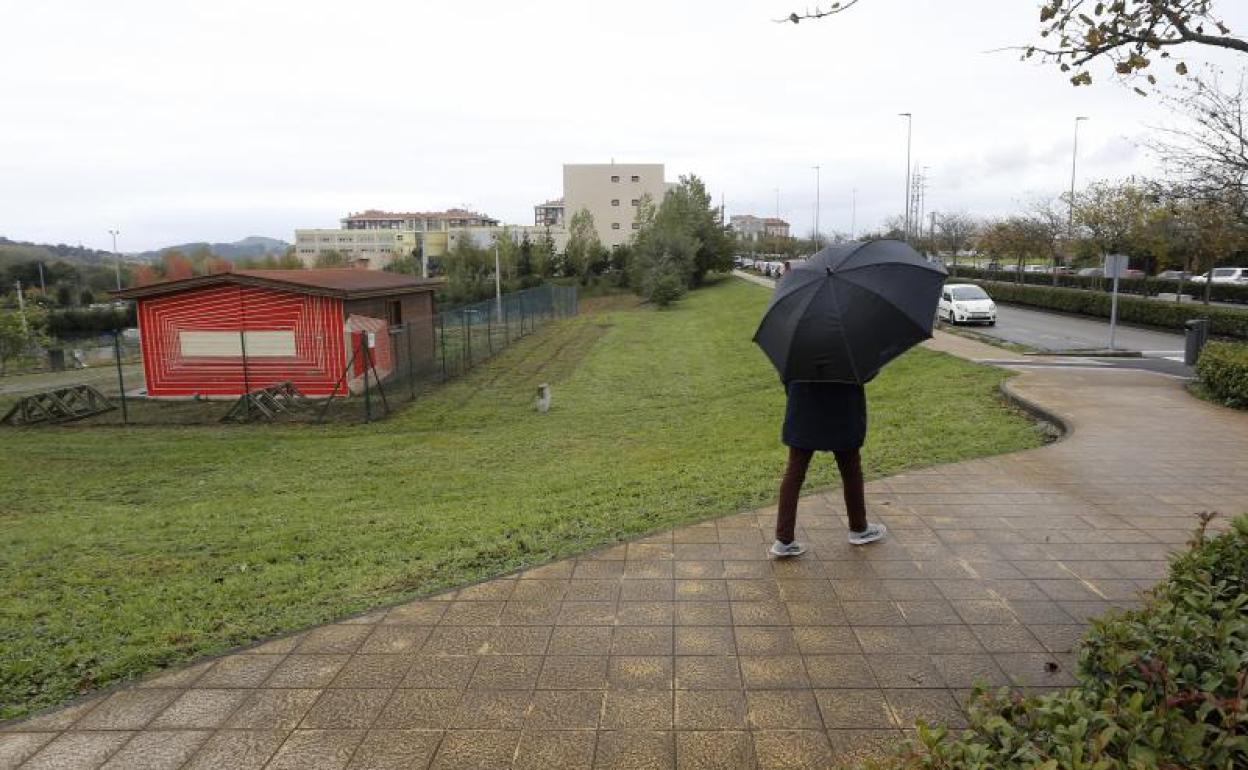 Un vecino camina frente a los terrenos donde el Gobierno contempla la nueva sede del Pctcan, esta semana, en Torrelavega. 