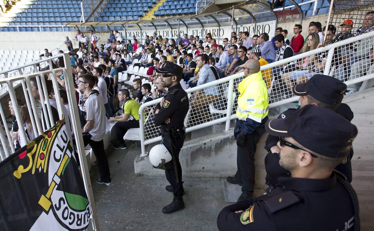 Agentes de la Policía Nacional en la grada durante un Racing-Burgos en Segunda B. 