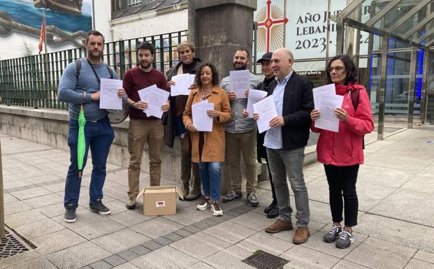 Miembros del sindicato STEC, en la sede del Gobierno de Cantabria. 