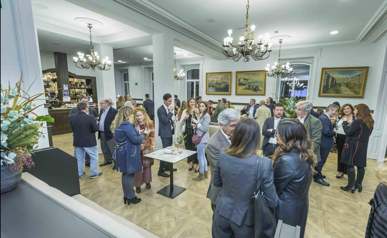 La inauguración del hotel Palacio de Pombo contó con la presencia de políticos, empresarios y vecinos. 