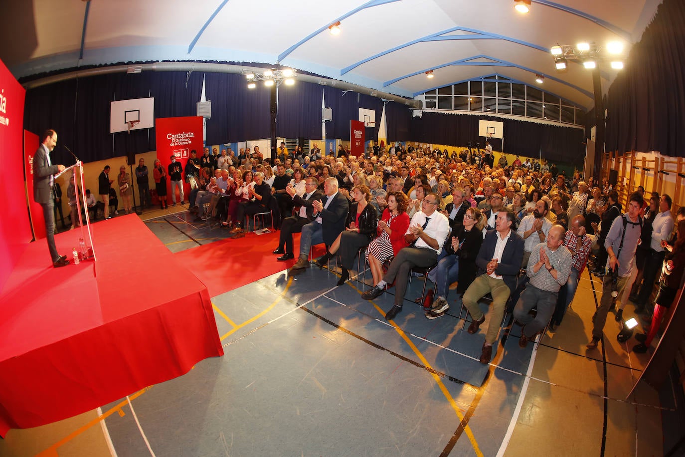 Montero ha participado en un acto con la militancia del PSC-PSOE en el IES Zapatón de Torrelavega, junto a Pablo Zuloaga, y el secretario general del PSOE Torrelavega, Jose Luis Urraca