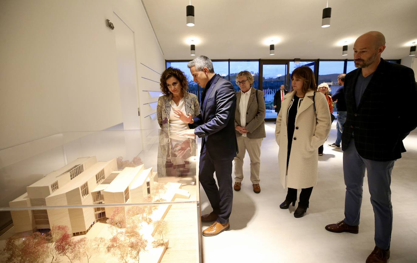 María Jesús Montero, Pablo Zuloaga, Gema Agudo, Silvia Abascal y Oscar Villegas en el hall de entrada del Centro de Arte Rupestre.