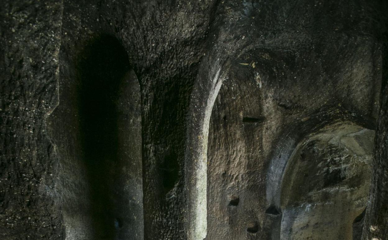 Interior de la ermita rupestre de Ruanales. 