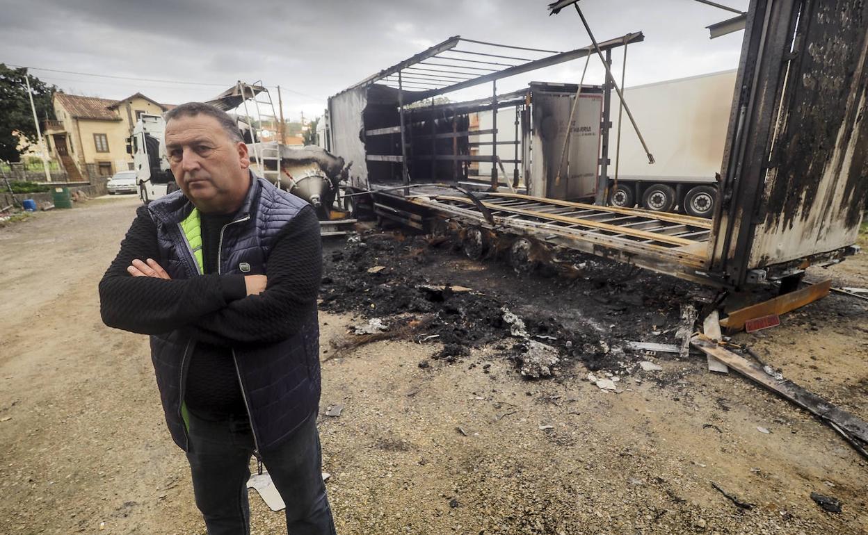 Victoriano Saiz, esta mañana al lado de sus camiones incendiados.