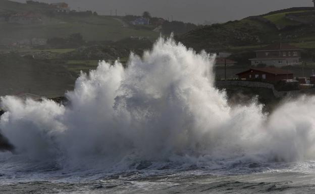 Las olas golpean con fuerza la costa de Cuchía en una imagen captada desde El Torco, en Suances.